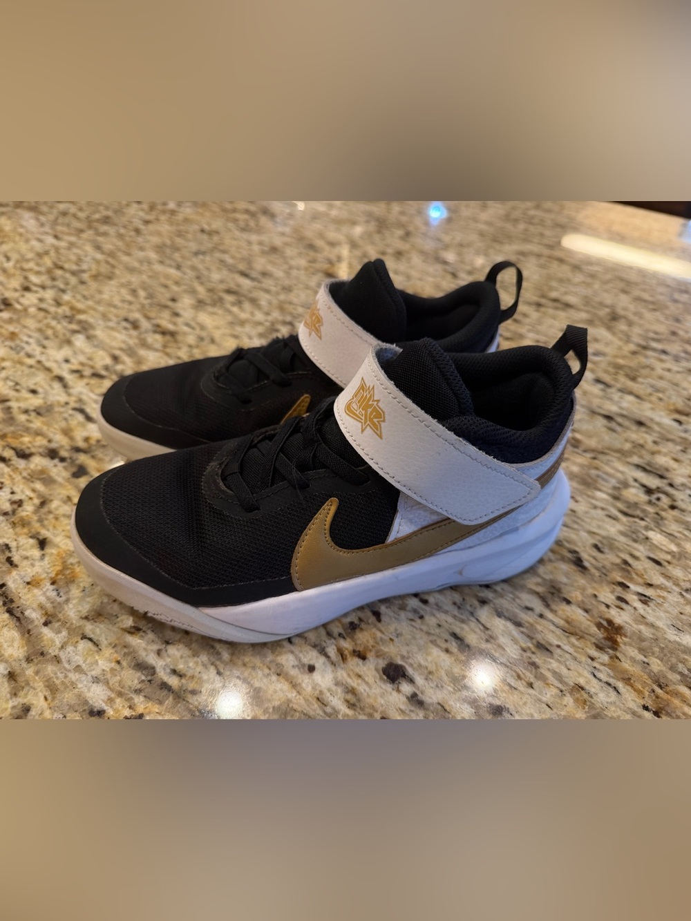 Nike Team Hustle D 10 Low top Performance Basketball Boys Shoes size 2.5 youth